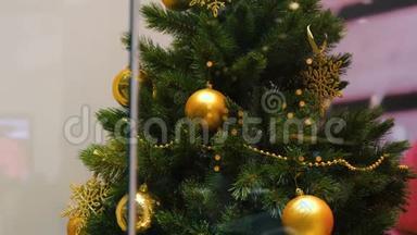 商店橱窗里的圣诞树。